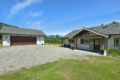 1860 Arboretum Drive, Gibsons, BC, Gibsons — Single Family Residence for sale