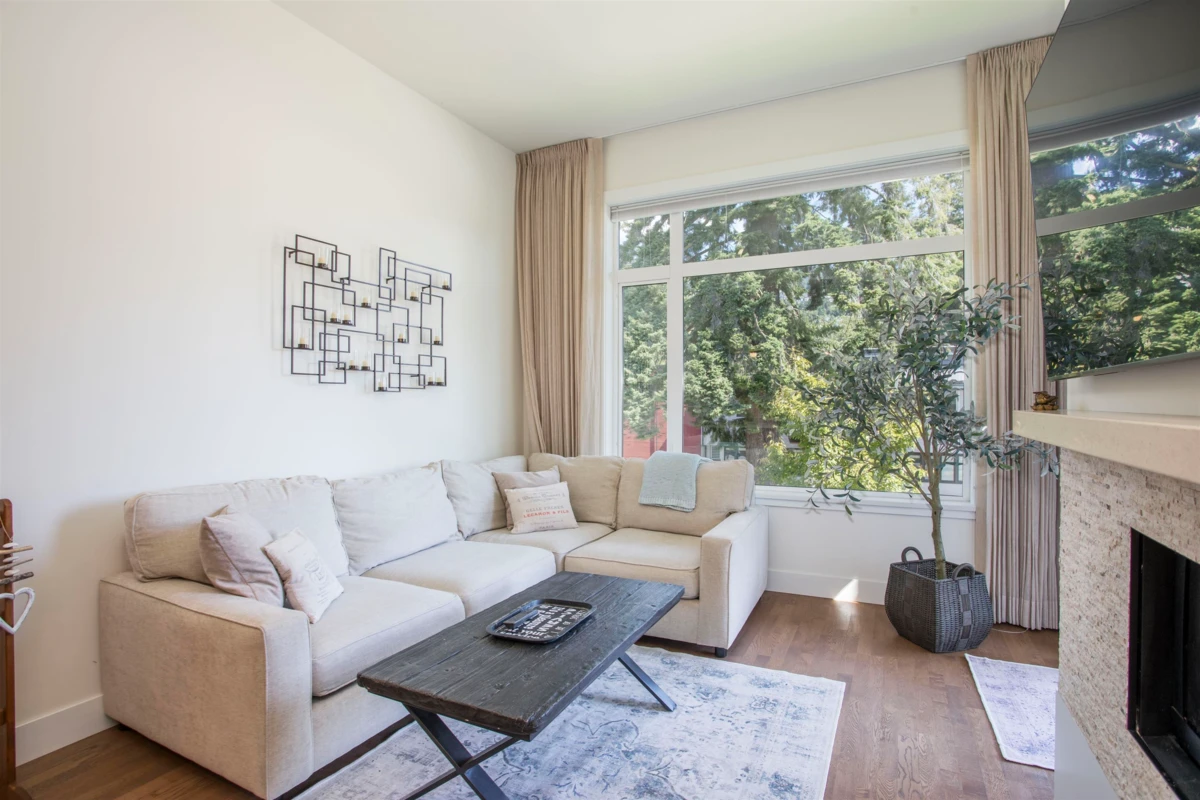 Dining Area Photo of 300 2432 Haywood Avenue, West Vancouver, BC