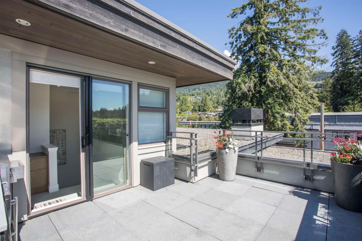 Living Room Photo of 300 2432 Haywood Avenue, West Vancouver, BC