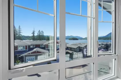 Entry Foyer Photo of 5906 Beachgate Lane, Sechelt, BC
