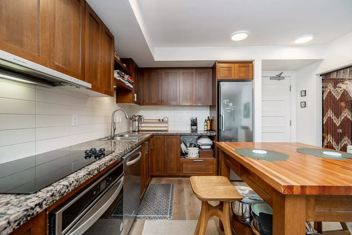 Dining Area Photo of 331 2288 W Broadway, Vancouver, BC