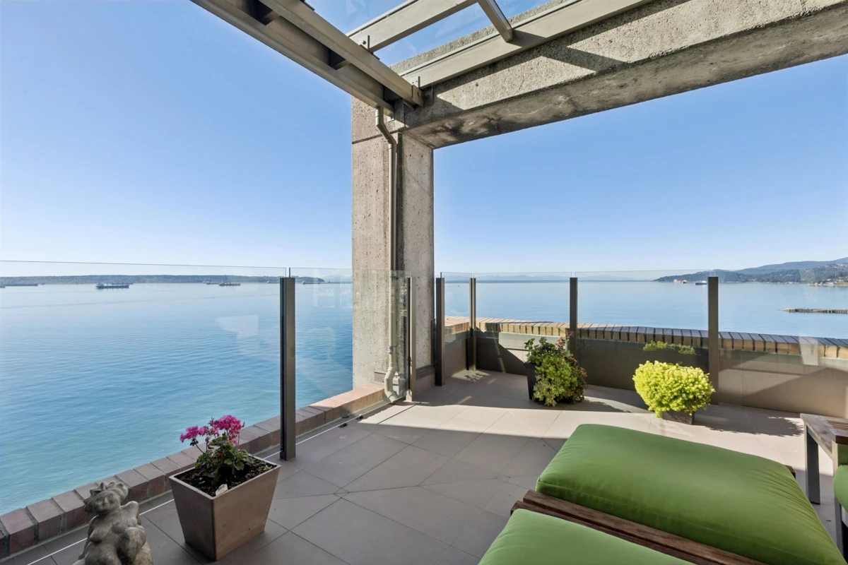 Living Room Photo of 9 2250 Bellevue Avenue, West Vancouver, BC