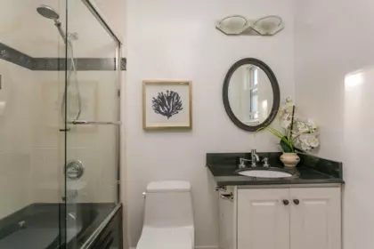 Walk-In Closet Photo of 915 E 23rd Avenue, Vancouver, BC