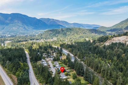 Front Yard Photo of 275 Forrest Crescent, Hope, BC