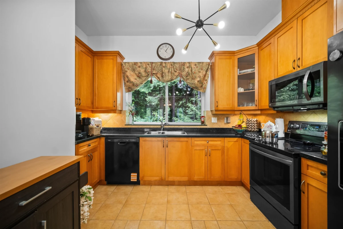 Family Room Photo of 2253 Parkway Boulevard, Coquitlam, BC