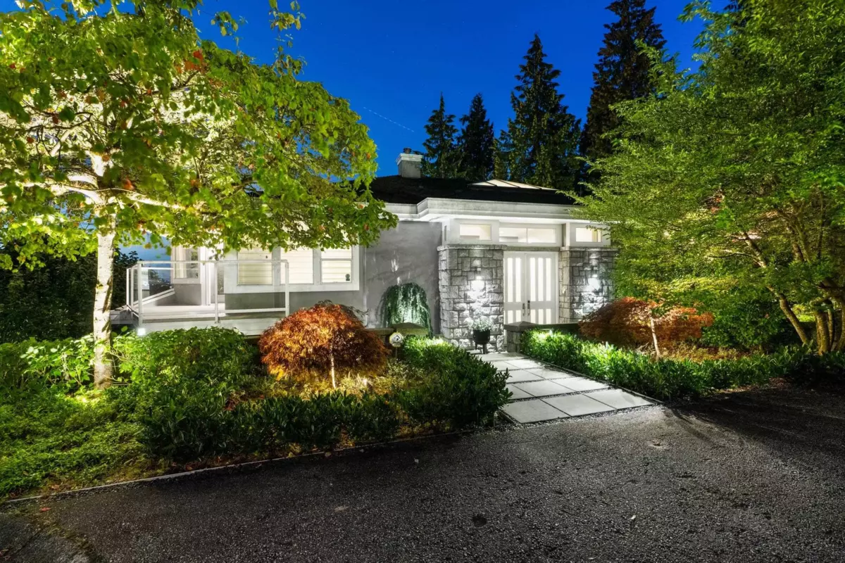 Living Room Photo of 1590 Tyrol Court, West Vancouver, BC