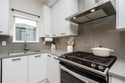 Kitchen Island Photo of 6 24076 112 Avenue, Maple Ridge, BC