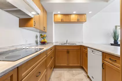 Kitchen Island Photo of 502 2135 Argyle Avenue, West Vancouver, BC