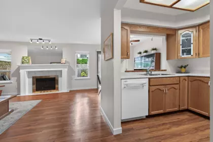 Kitchen Island Photo of 5 32165 7 Avenue, Mission, BC