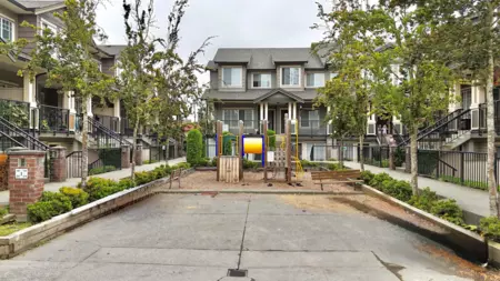 Front Yard Photo of 235 13958 108 Avenue, Surrey, BC