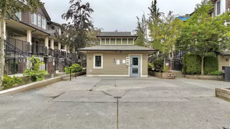 Garden / Landscaping Photo of 235 13958 108 Avenue, Surrey, BC