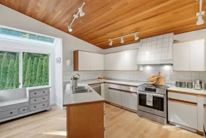 Breakfast Nook Photo of 2207 Tanager Place, North Vancouver, BC