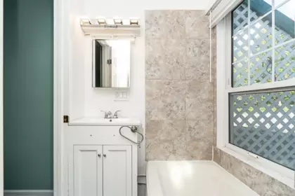 Guest Bathroom Photo of 34420 Kirkpatrick Avenue, Mission, BC