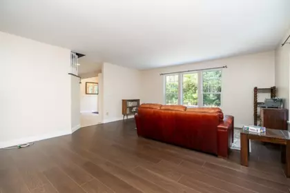 Kitchen Island Photo of 34420 Kirkpatrick Avenue, Mission, BC