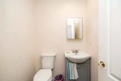 Powder Room Photo of 34420 Kirkpatrick Avenue, Mission, BC