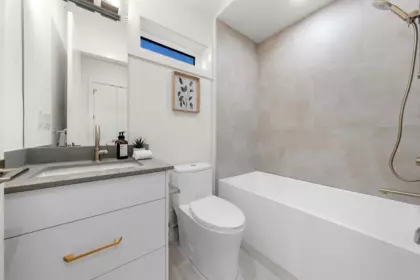 Hot Tub / Spa Photo of 1 1582 E 2nd Avenue, Vancouver, BC