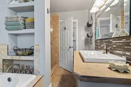 Powder Room Photo of 517 Ailsa Avenue, Port Moody, BC