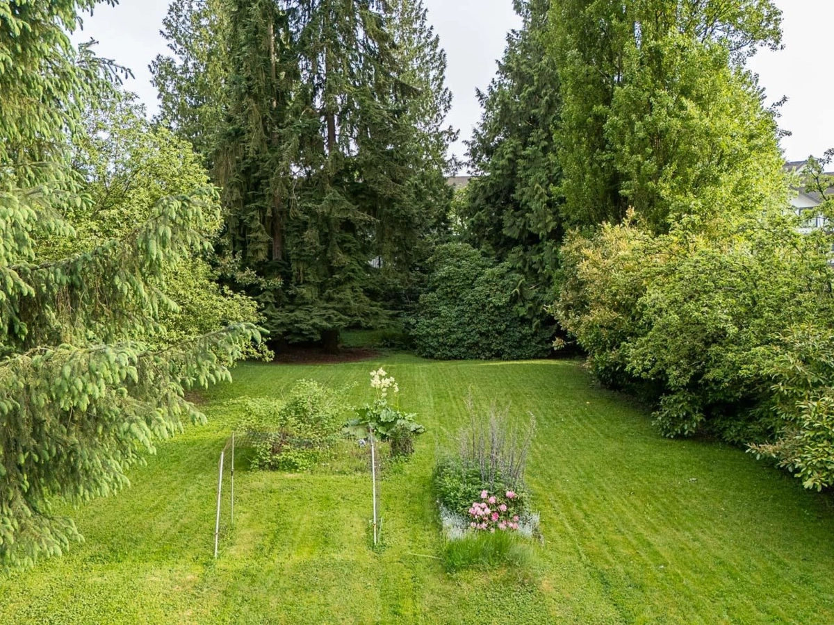 Hot Tub / Spa Photo of 5021 Claude Avenue, Burnaby, BC