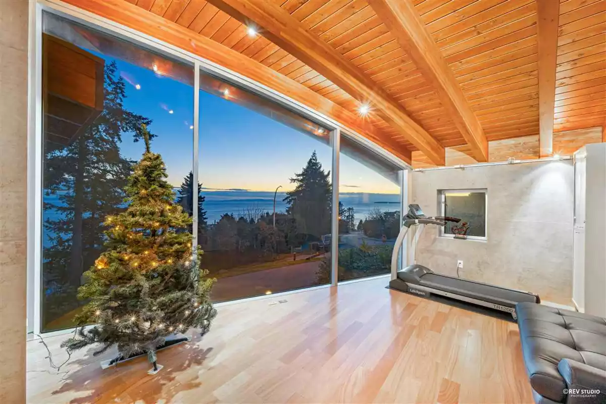 Basement Recreation Room Photo of 14523 Magdalen Avenue, White Rock, BC