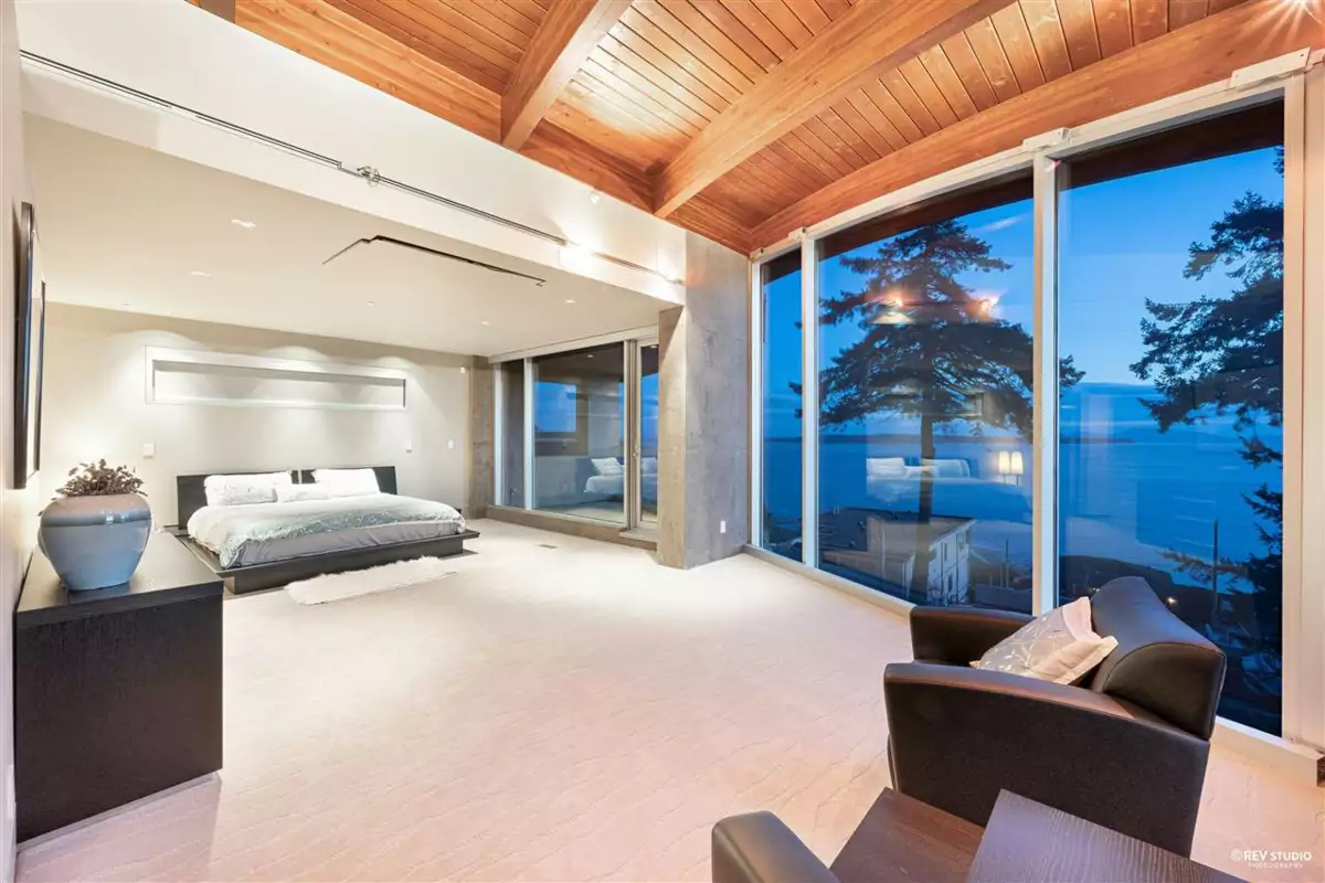 Guest Bathroom Photo of 14523 Magdalen Avenue, White Rock, BC