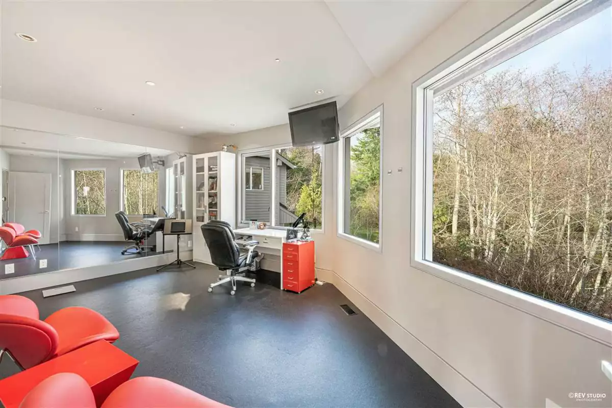 Mudroom Photo of 14523 Magdalen Avenue, White Rock, BC