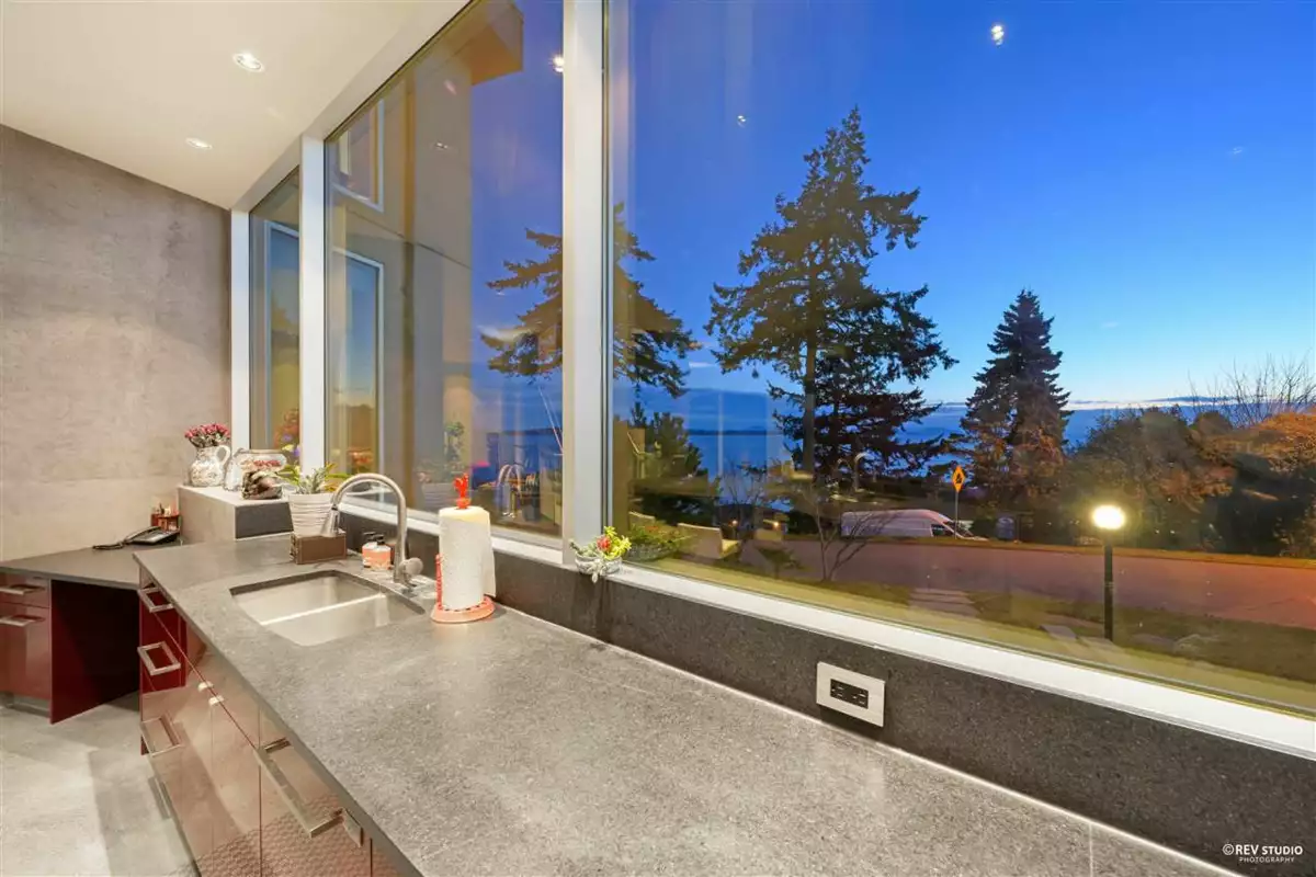 Primary Bathroom Photo of 14523 Magdalen Avenue, White Rock, BC