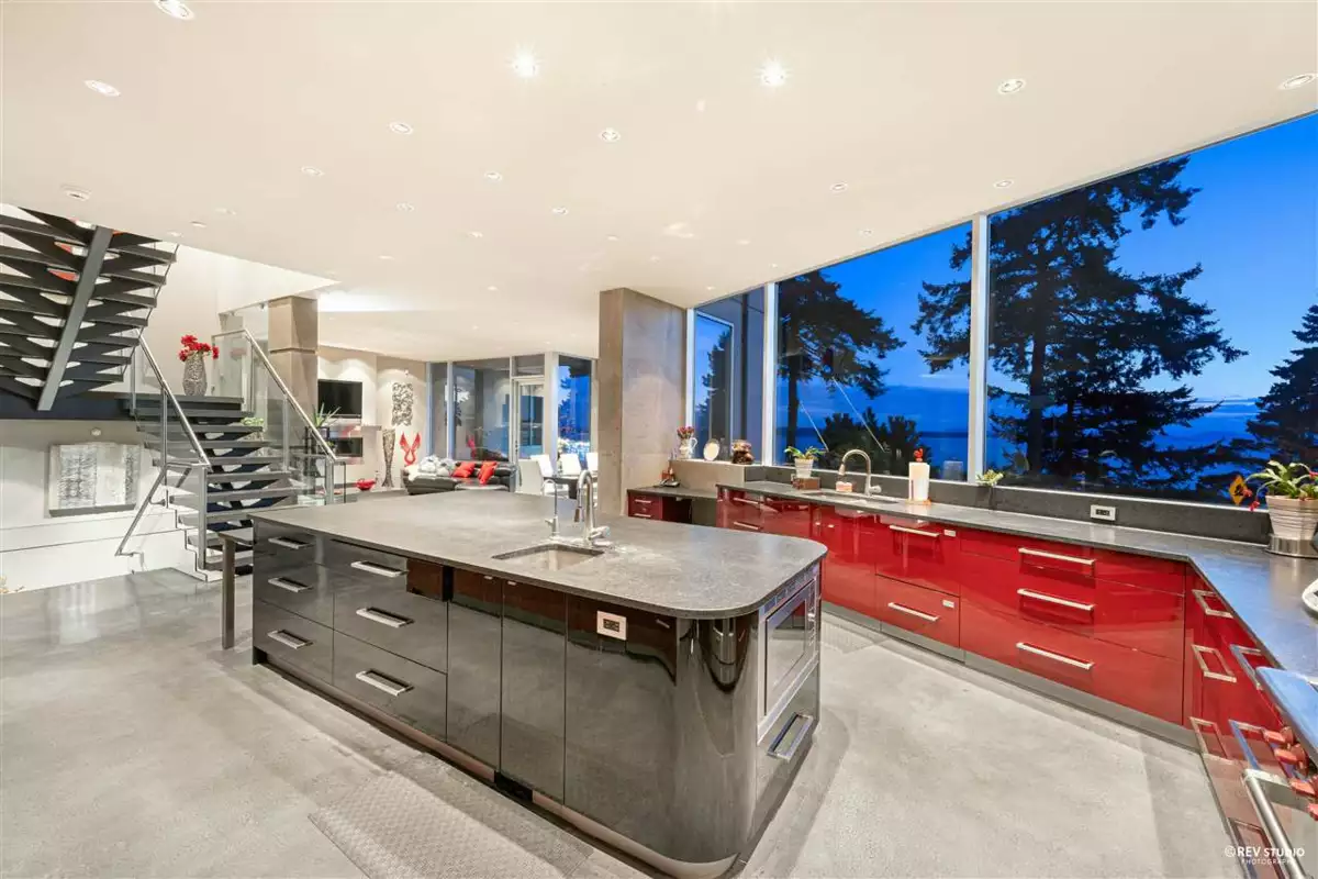 Walk-In Closet Photo of 14523 Magdalen Avenue, White Rock, BC