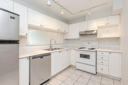 208 16137 83 Avenue, Surrey, BC, Surrey — Apartment/Condo for sale
