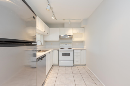 208 16137 83 Avenue, Surrey, BC, Surrey — Apartment/Condo for sale
