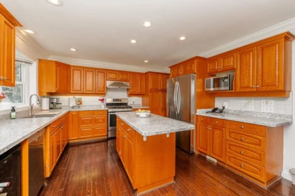 Kitchen Island Photo of 35946 Regal Parkway, Abbotsford, BC