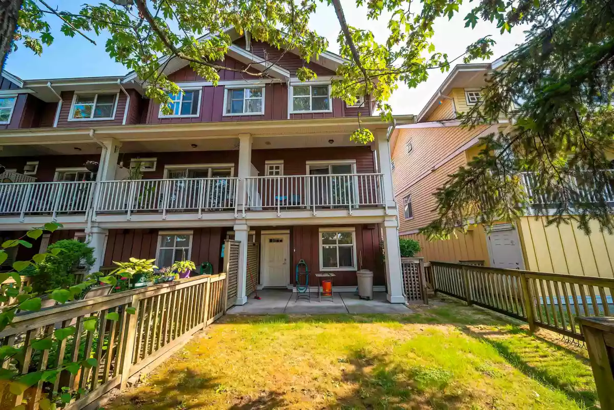 Kitchen Island Photo of 68 935 Ewen Avenue, New Westminster, BC