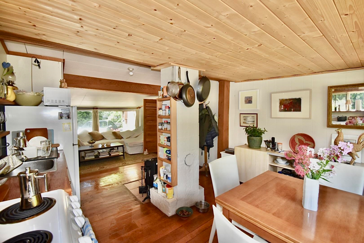 Entry Foyer Photo of 8084 Redrooffs Road, Halfmoon Bay, BC