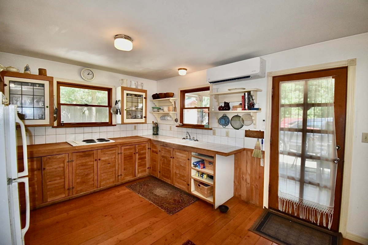 Kitchen Photo of 8084 Redrooffs Road, Halfmoon Bay, BC