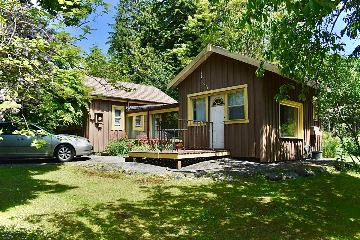 Office / Den Photo of 8084 Redrooffs Road, Halfmoon Bay, BC