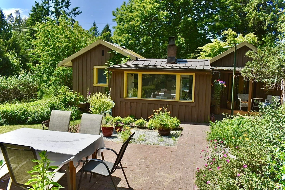 Powder Room Photo of 8084 Redrooffs Road, Halfmoon Bay, BC