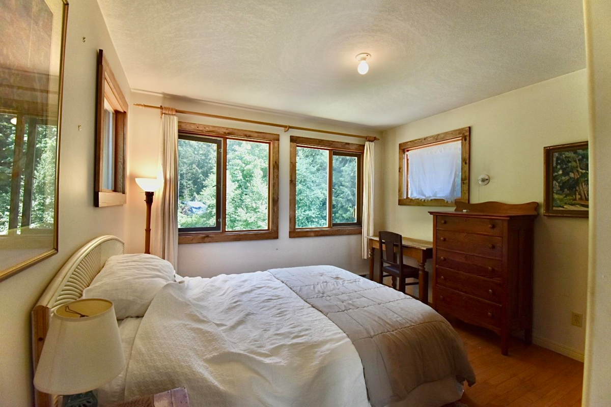 Walk-In Closet Photo of 8084 Redrooffs Road, Halfmoon Bay, BC