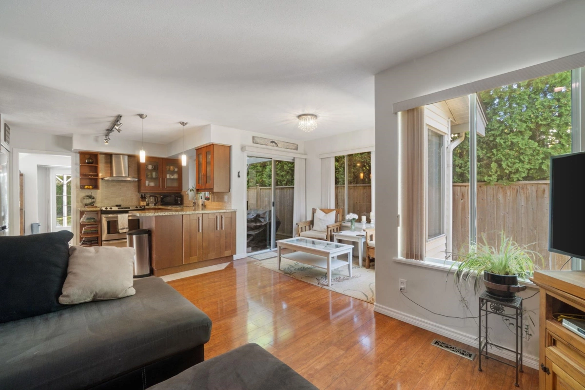Breakfast Nook Photo of 2939 Cliffrose Crescent, Coquitlam, BC