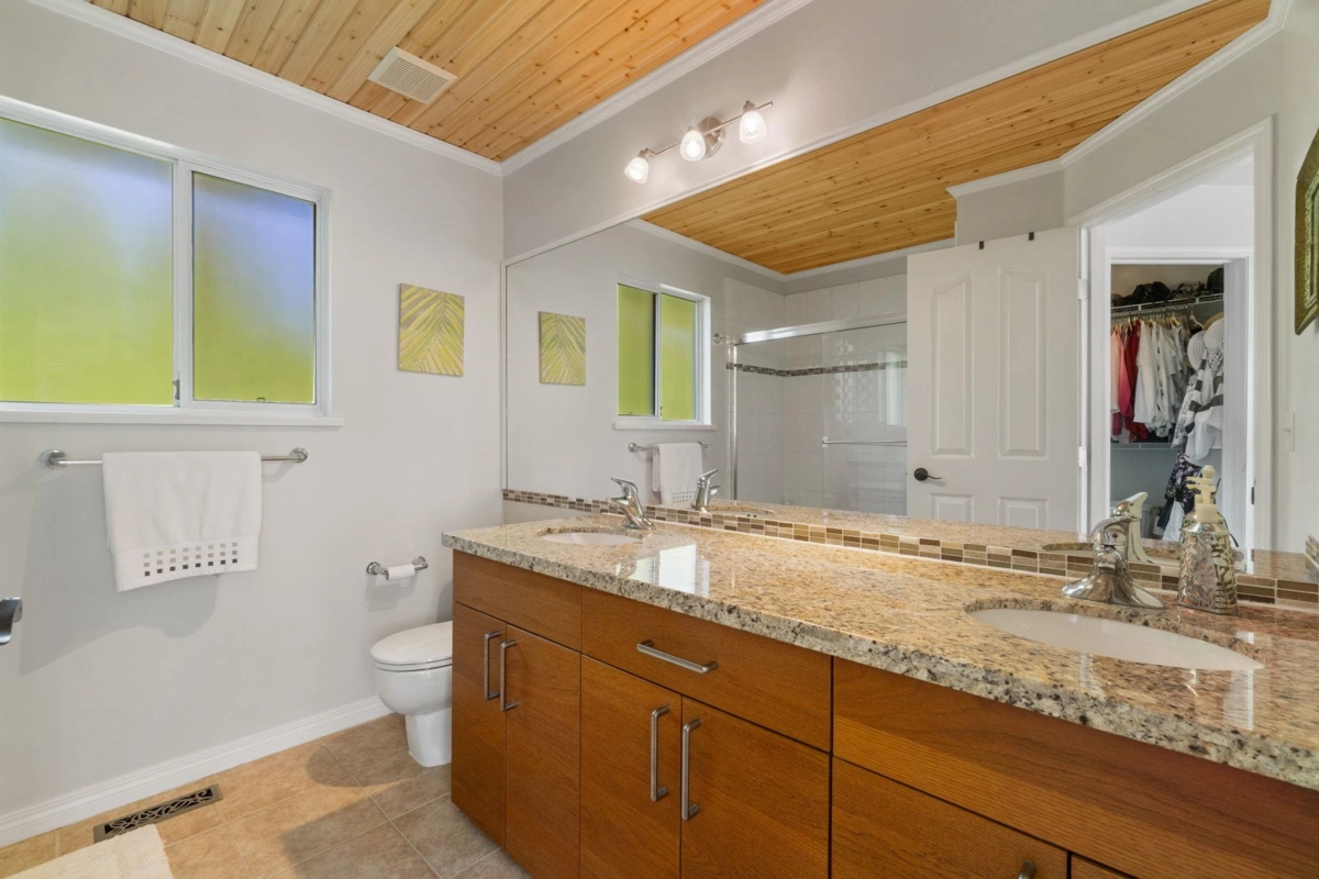 Guest Bathroom Photo of 2939 Cliffrose Crescent, Coquitlam, BC