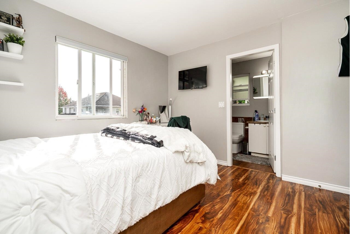 Primary Bathroom Photo of 13466 98b Avenue, Surrey, BC