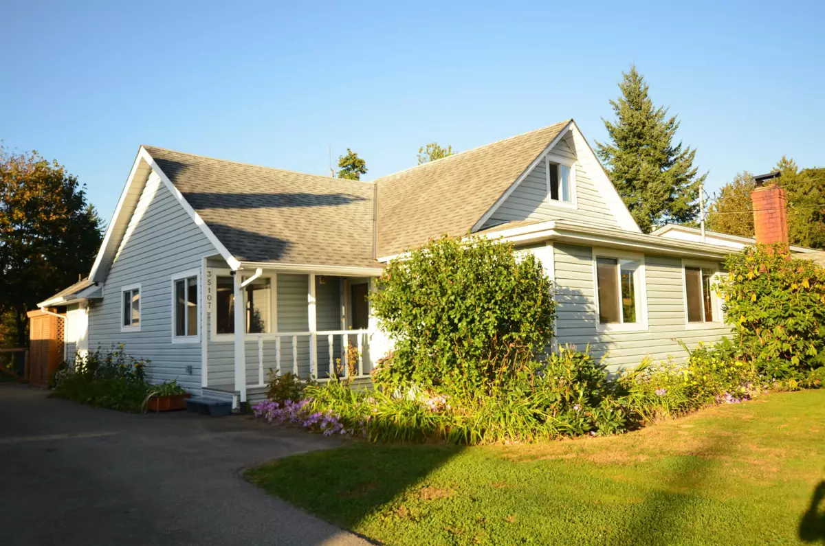Living Room Photo of 35107 Mcewen Avenue, Mission, BC