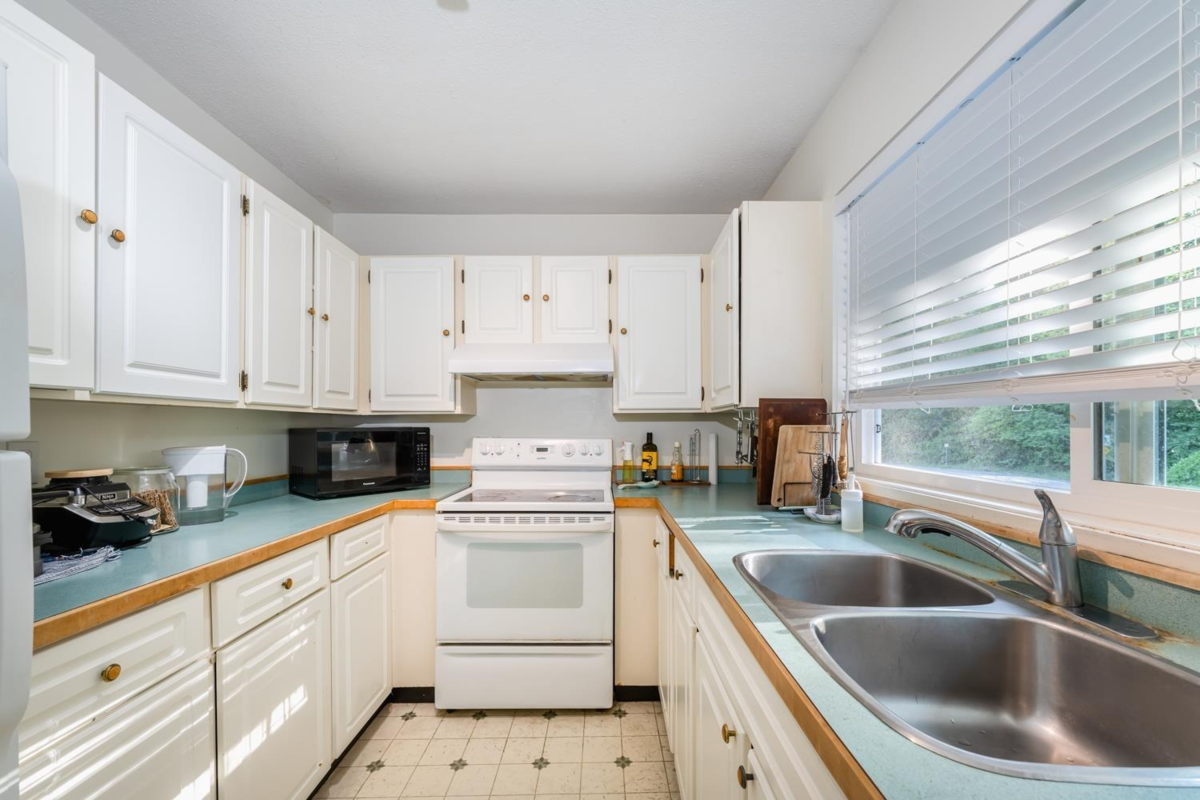 Kitchen Island Photo of 1948 Highview Place, Port Moody, BC