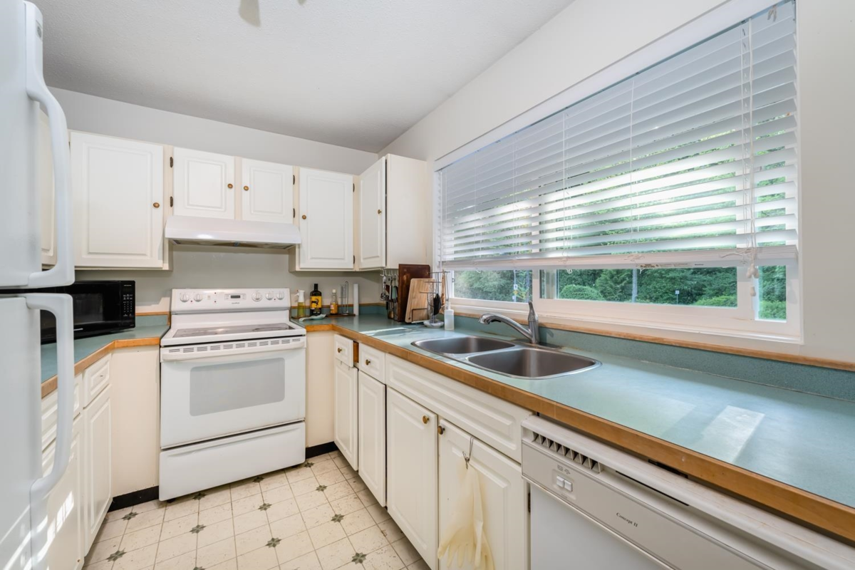 Kitchen Photo of 1948 Highview Place, Port Moody, BC