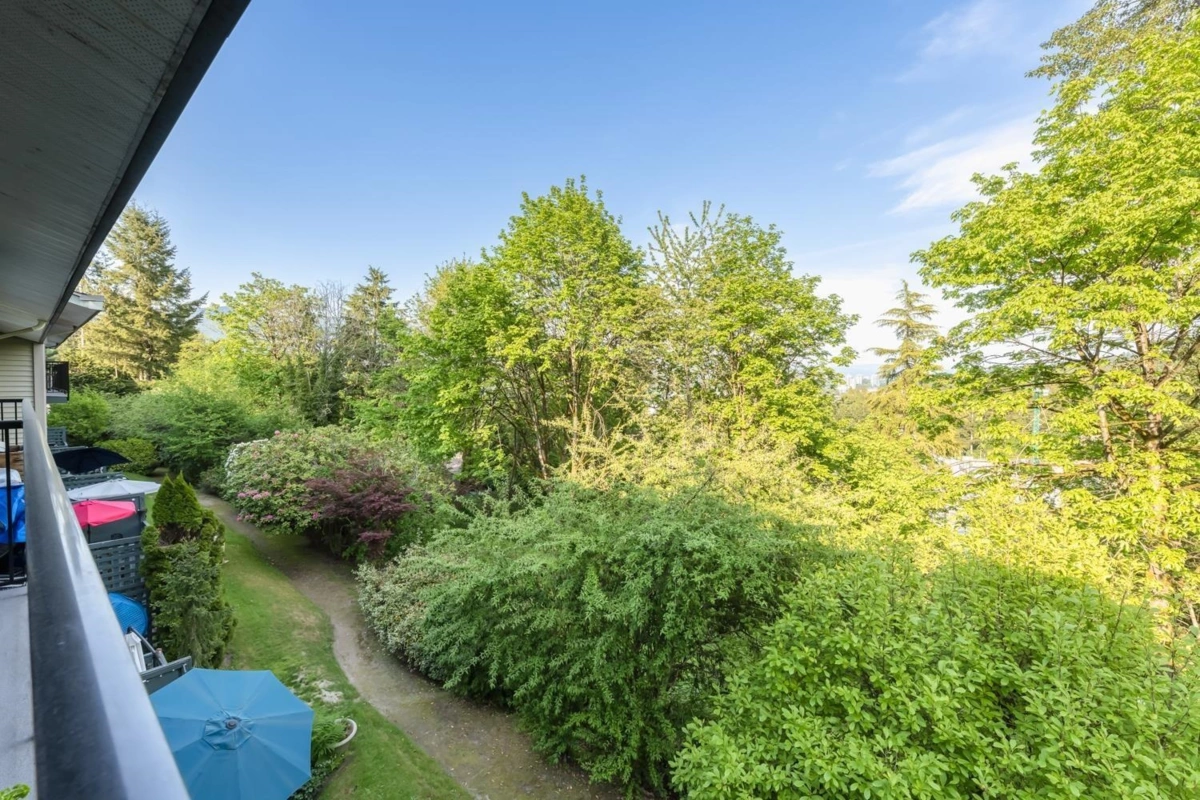 Powder Room Photo of 1948 Highview Place, Port Moody, BC