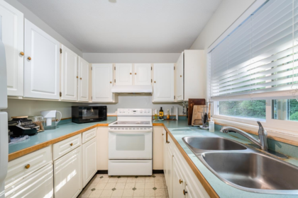 Kitchen Island Photo of 1948 Highview Place, Port Moody, BC