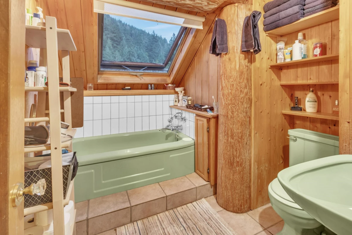 Hallway Photo of 21800 Union Bar Road, Hope, BC