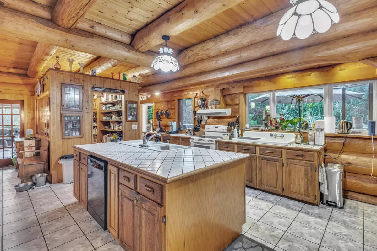 Walk-In Closet Photo of 21800 Union Bar Road, Hope, BC