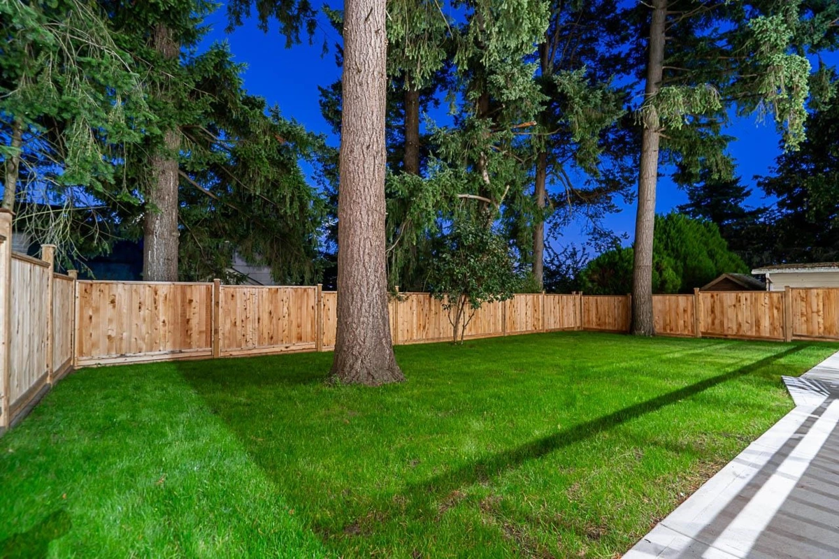 Garden / Landscaping Photo of 1232 Parker Street, White Rock, BC