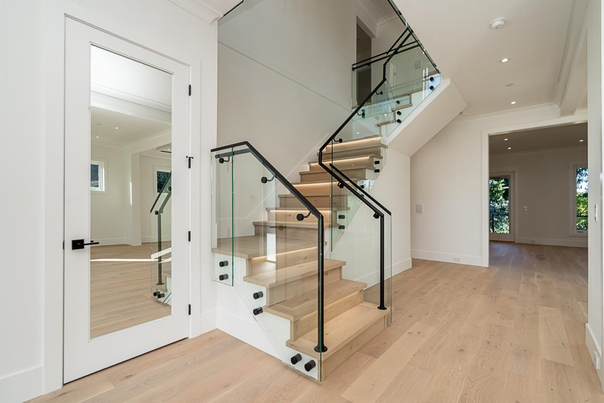 Primary Bathroom Photo of 1232 Parker Street, White Rock, BC