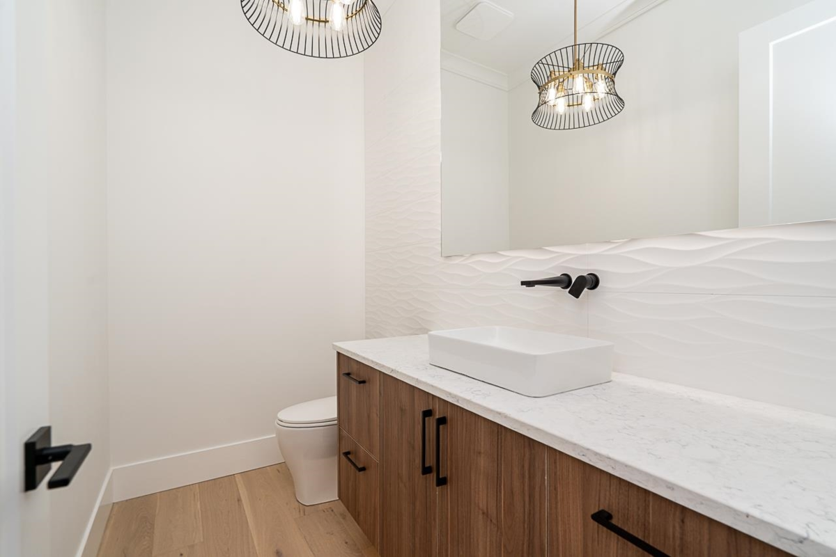 Walk-In Closet Photo of 1232 Parker Street, White Rock, BC