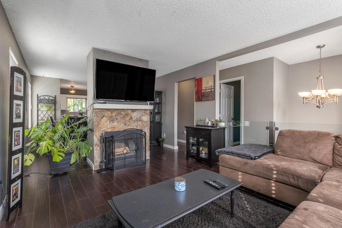 Kitchen Island Photo of 3419 Juniper Crescent, Abbotsford, BC
